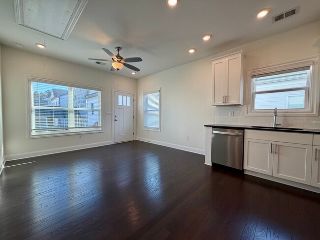 Building Photo - 1747 Stone Hedge Dr NW