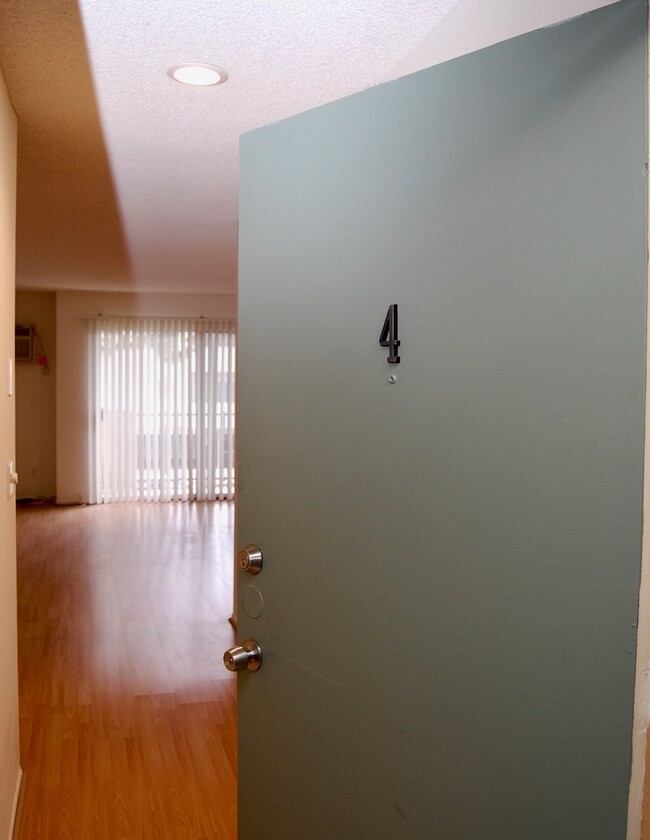 Foto del edificio - 3702 Jasmine Ave