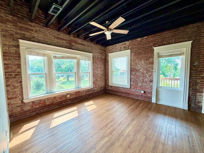 Building Photo - {2201 - D} Updated Pendleton Heights Condo Available Immediately