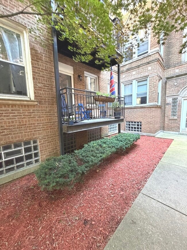 Building Photo - 1443 W Victoria St