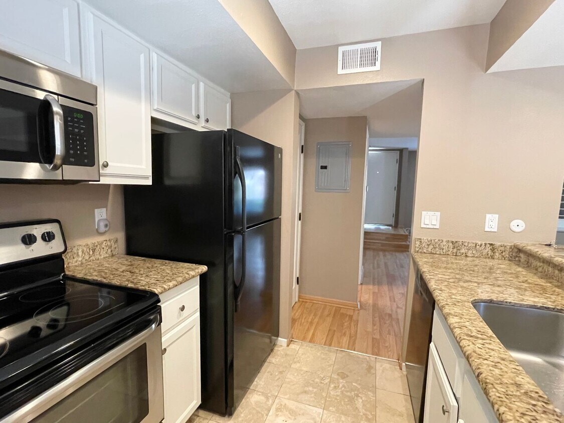 Primary Photo - Beautiful 3 bed Townhome in Agoura Hills
