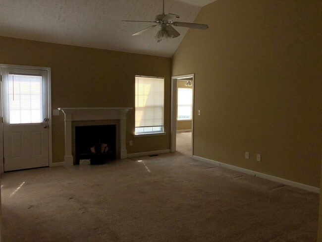 Foto del edificio - 3 bedroom 2 bath with unfinished Area-Storage