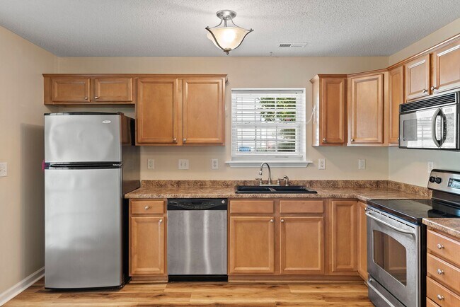 Building Photo - Single Family Home: Available Now