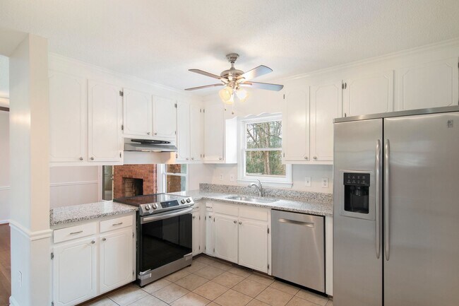 Foto del edificio - Freshly Updated! Beautiful 3 Bedroom, 2 Bath Ranch with Private wooded lot - Pet Friendly!