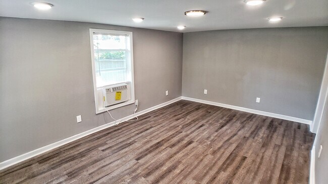 Building Photo - 735 Martin St