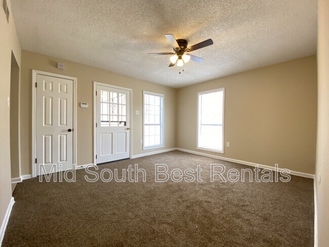 Foto del edificio - 447 Fox Valley Dr