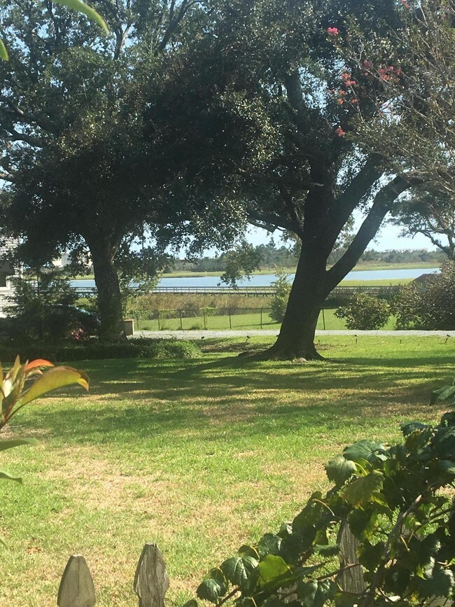 Foto del edificio - 2411 Middle Sound Loop Rd