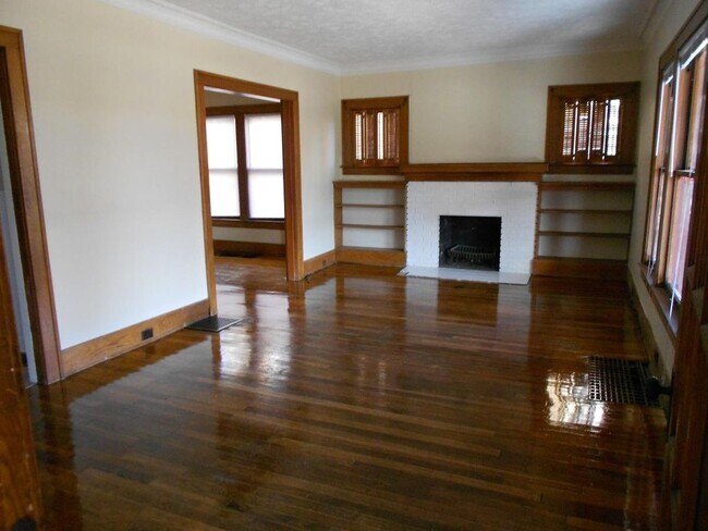 LIVING ROOM - 1027 Underwood Ave SE