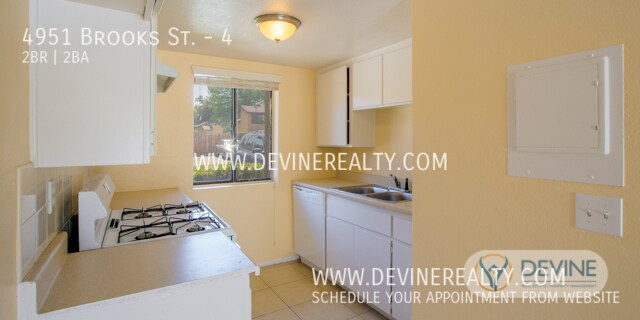 Building Photo - Riverside Town Home