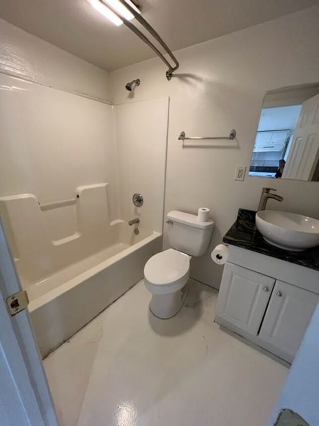 Building Photo - 2 bed 2 bath- DOWNSTAIRS!!