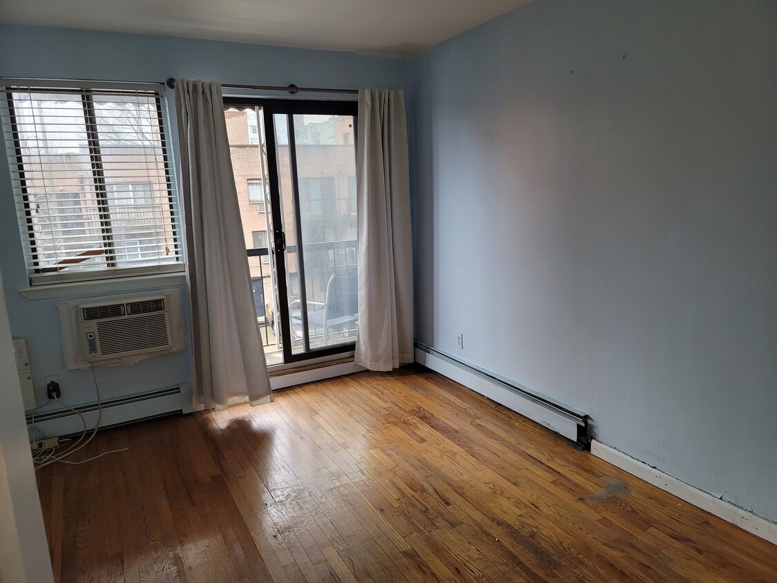 Building Photo - 223 9th St