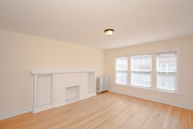 Building Photo - 2114 W Birchwood Ave