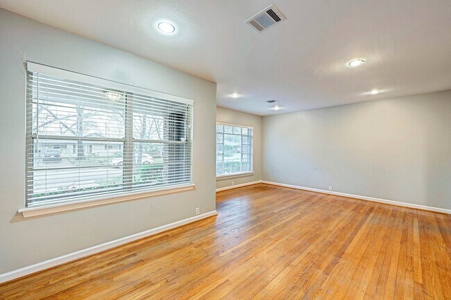 Foto del edificio - 1135 W 31st St