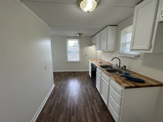 Building Photo - 2215 McCroskey Ave