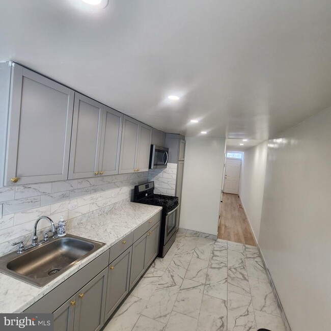 Building Photo - 721 E 6th St