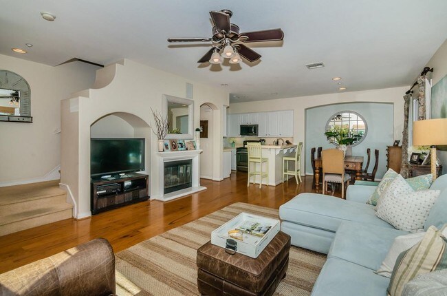 Building Photo - Charming Townhome with Panoramic Views