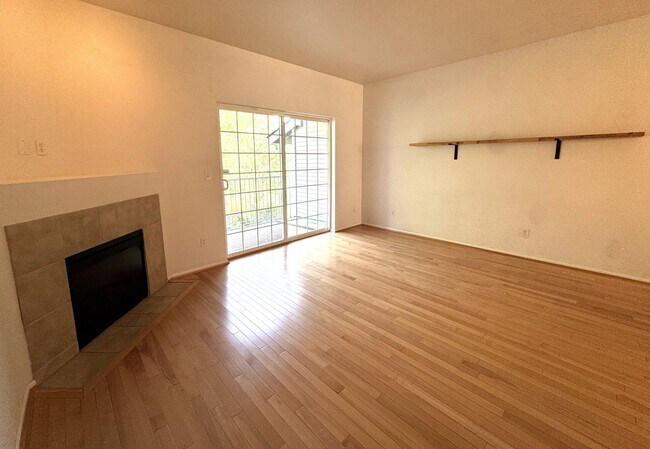 Foto del edificio - 7020 Holly Park Dr S
