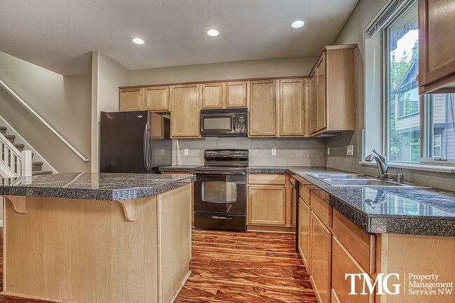 Building Photo - Wonderful 4 bed 2.5 Bath Townhome in Hills...