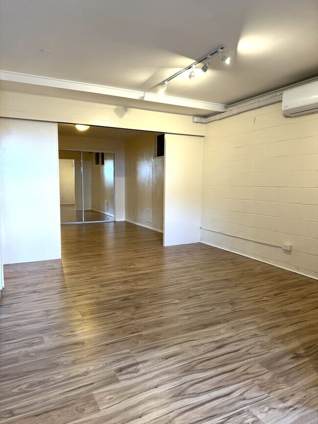 Foto del edificio - Highly Desirable Dowsett - Move-in Ready One Bedroom - Internet Included!