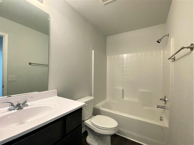 Building Photo - 821 Twin Lakes Dr