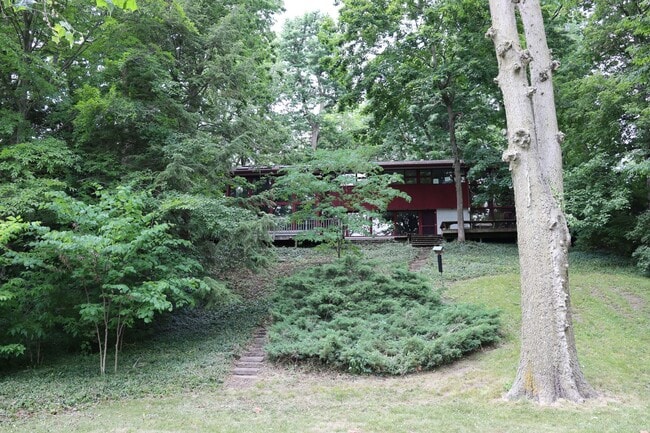 Building Photo - White River Access, Vaulted Ceilings, Natu...