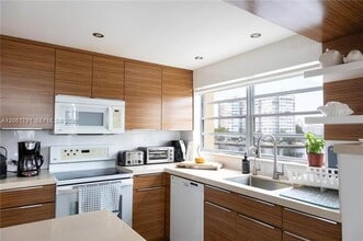 Building Photo - 1817 S Ocean Dr