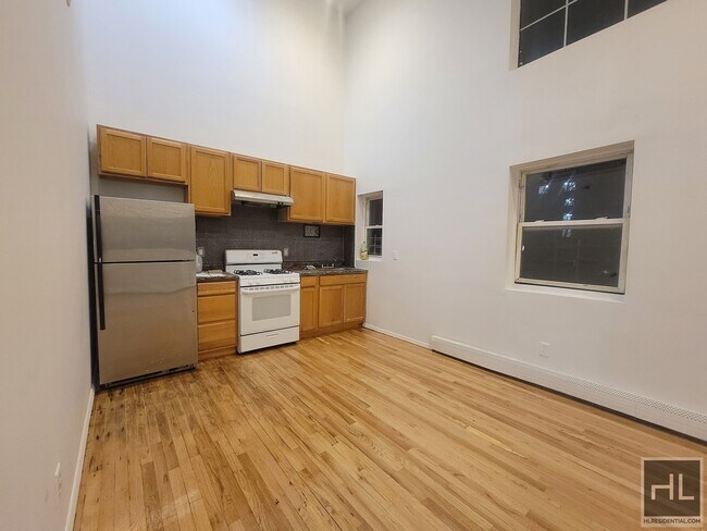 Foto del edificio - Spacious Duplex with Parking on PITKIN AVENUE