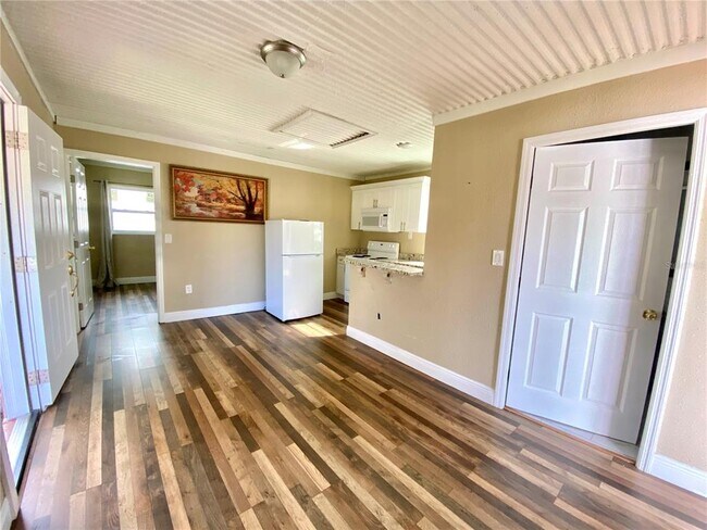 Foto del edificio - 8730 Mayflower Rd