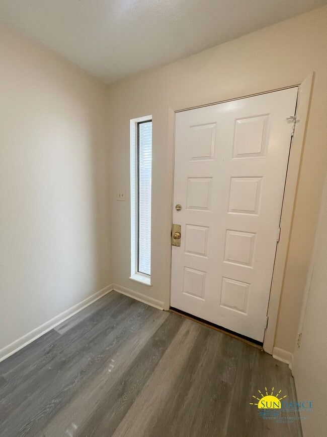 Building Photo - Great Centrally Located 2 Bedroom Townhous...
