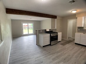 Building Photo - 6812 S Land Ave