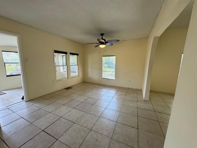 Foto del edificio - 311 N Bloxham Ave