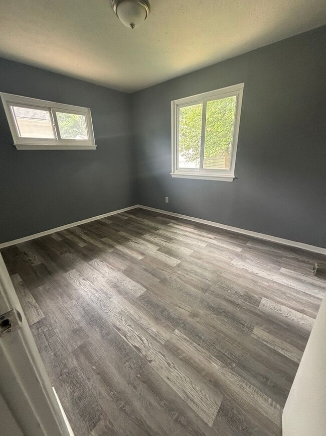 Building Photo - 3bd Single Section 8
