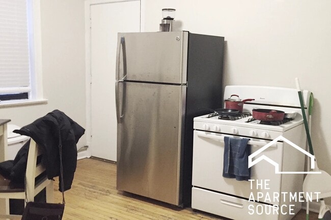 Building Photo - 917 W Waveland Ave