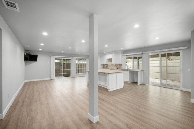 Foto del edificio - 16132 Chatsworth St