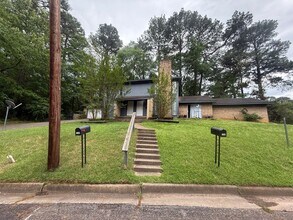 Building Photo - 1102 Lilac Dr