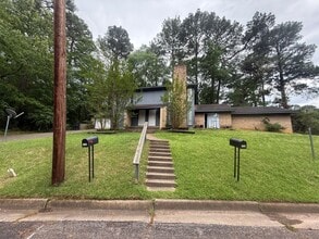 Building Photo - 1104 Lilac Dr