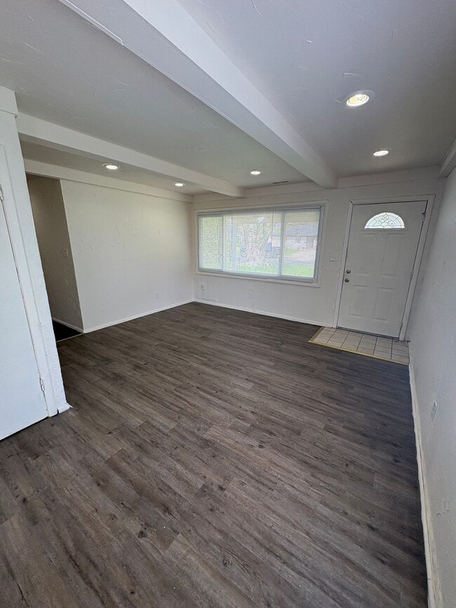 Building Photo - 3 Bedroom in North Linden w/Detached Garage