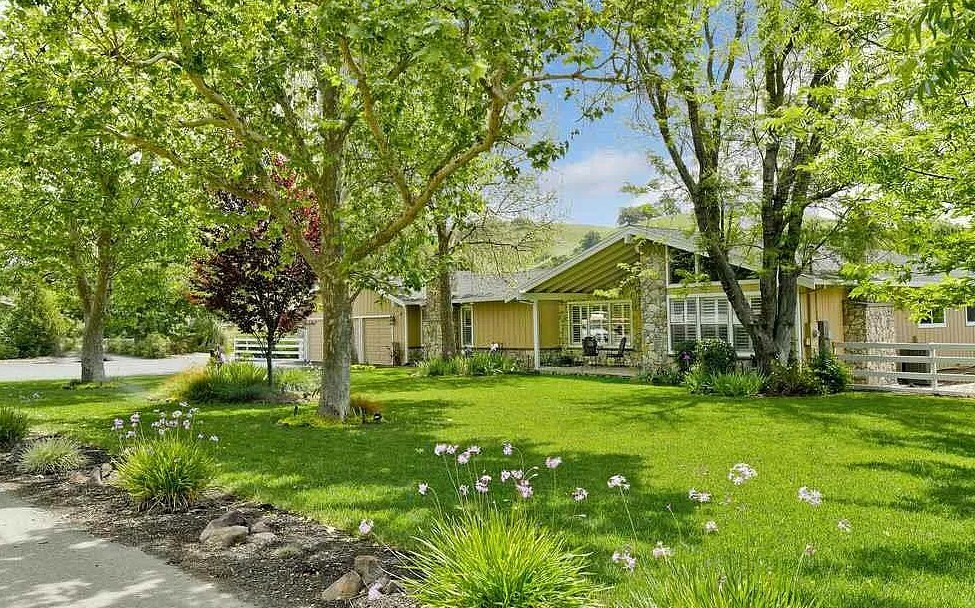 Primary Photo - Stunning 4 bedroom 2.5 bathroom in a Great...
