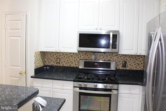 Building Photo - 2663 Manhattan Pl