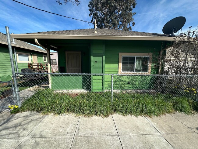 Building Photo - 807 G St