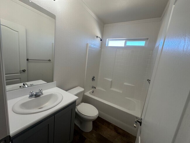 Building Photo - Like New 1 Story Home With Large Lot