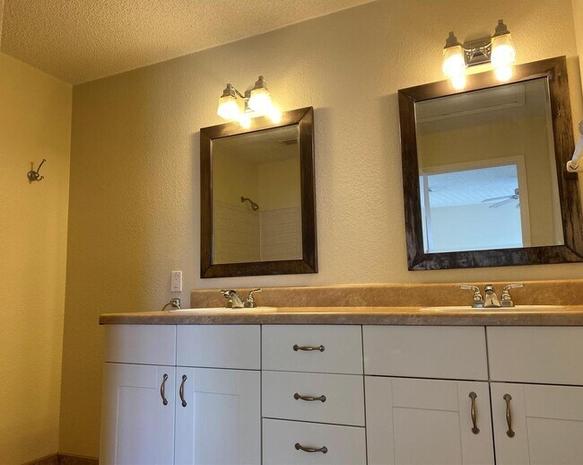El baño principal cuenta con una moderna ducha con azulejos - 618 Saint Johns Ct