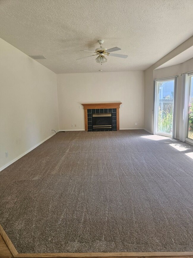 Building Photo - 4 Bedroom 2.5 Bathroom Desireable Merdian Neighborhood