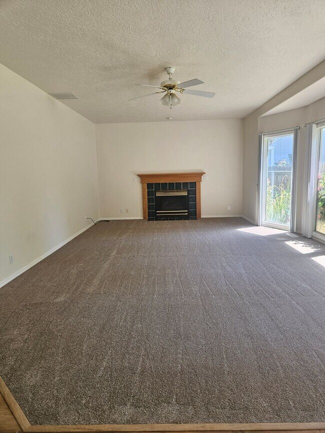 Foto del edificio - 4 Bedroom 2.5 Bathroom Desireable Merdian Neighborhood