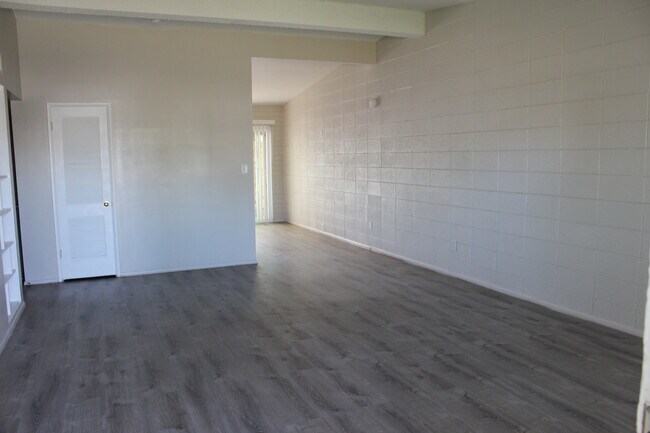 Building Photo - 7045 E Wilshire Dr