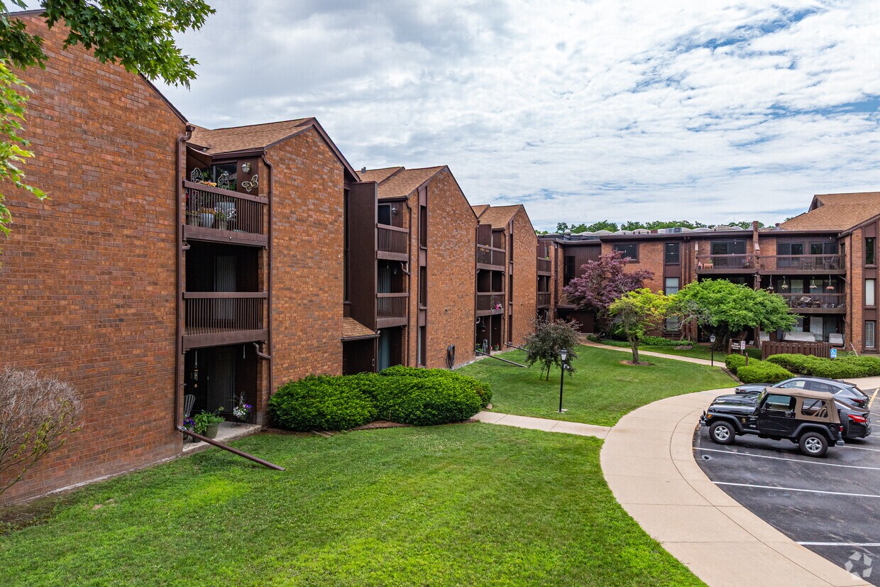 Primary Image - Cloisters of Forest Hills