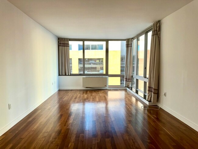 Building Photo - 25 Hudson St