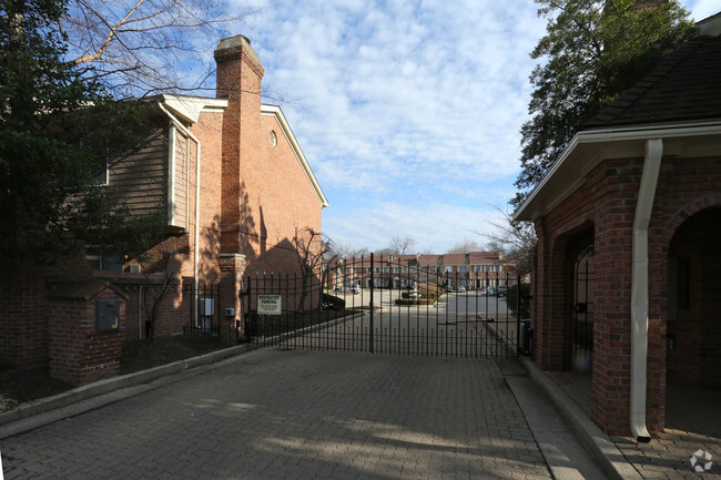 Building Photo - Opra House Square