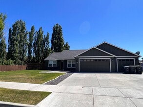 Building Photo - 1501 Megan Dr