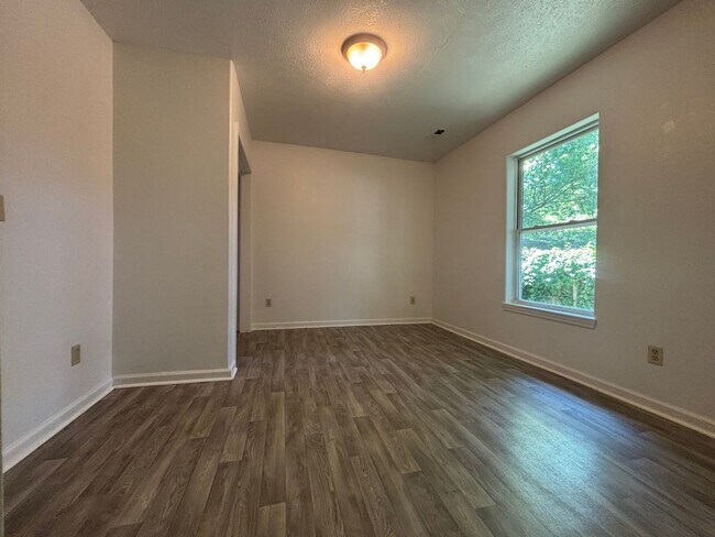Foto del edificio - 3 Bedroom house in Southeast Springfield
